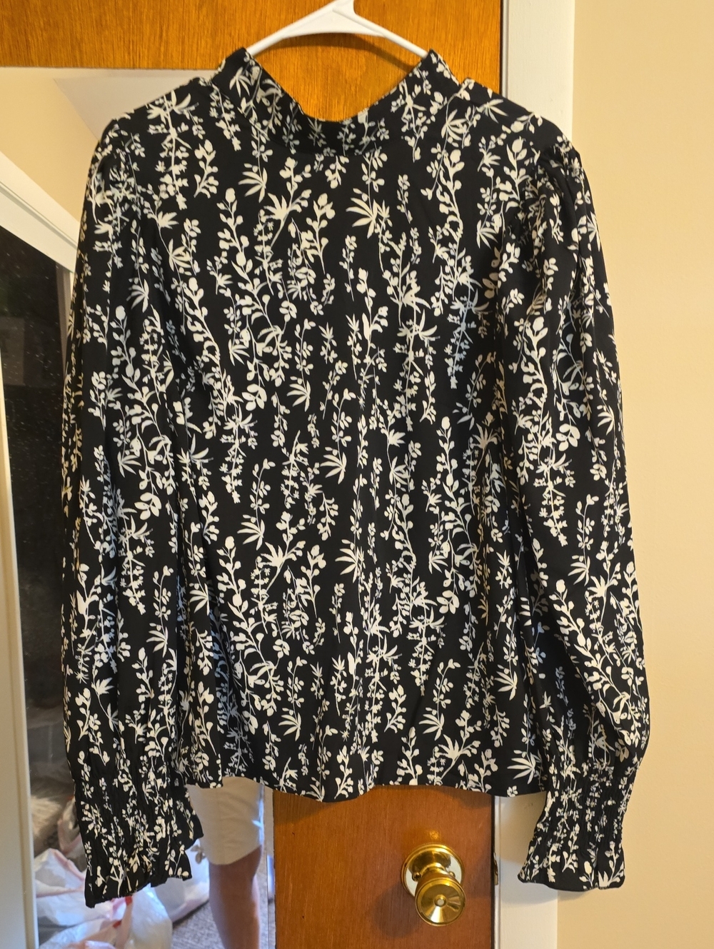 Womens Black & White Floral Long-Sleeve Blouse